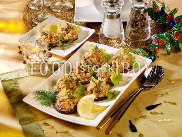 Matjes-Apfel-Tatar auf Pumpernickel-Canapes zu Silvester