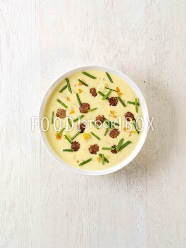 Feine Möhrensuppe mit Hackbällchen