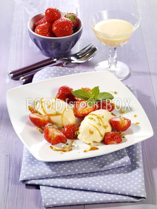 Mousse mit Erdbeeren