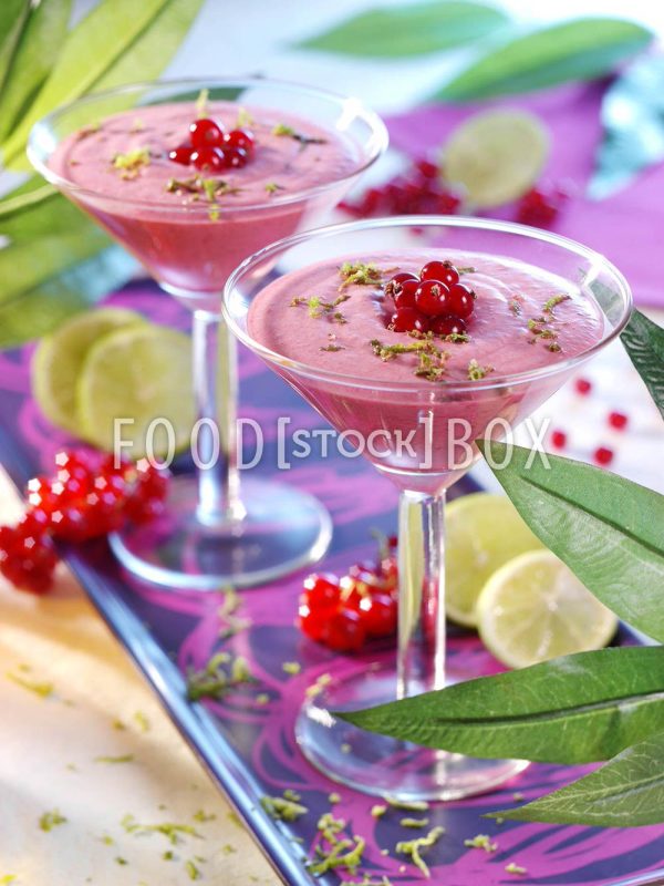 Mousse mit Johannisbeeren
