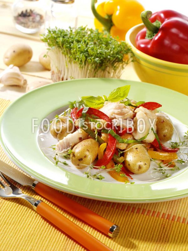 Neue Kartoffelpfanne mit frischen Kräutern und Kabeljaufilet