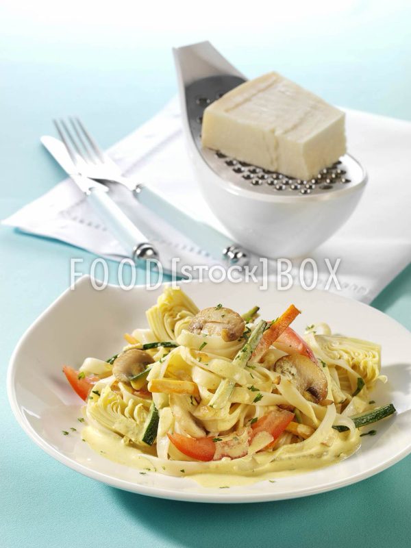 Nudel-Gemüse-Pfanne mit Champignons