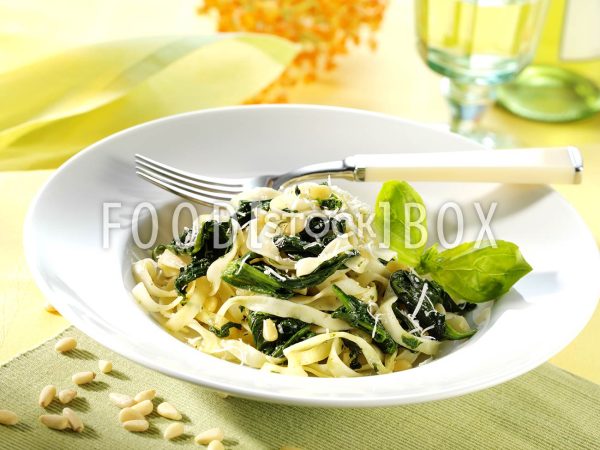 Nudeln mit Spinat-Pesto