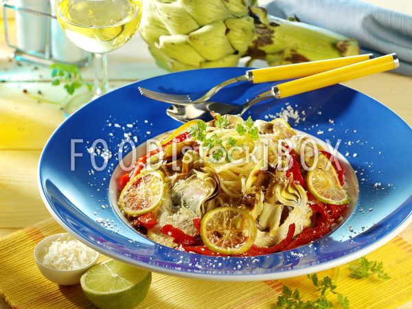 Kräuternudeln mit Artischocken