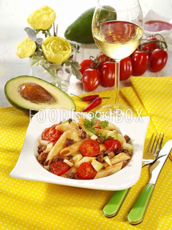 Nudeln mit Chilisauce und Avocado