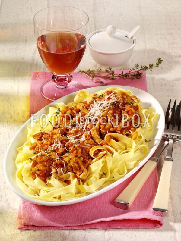 Nudeln mit Geflügel-Bolognese