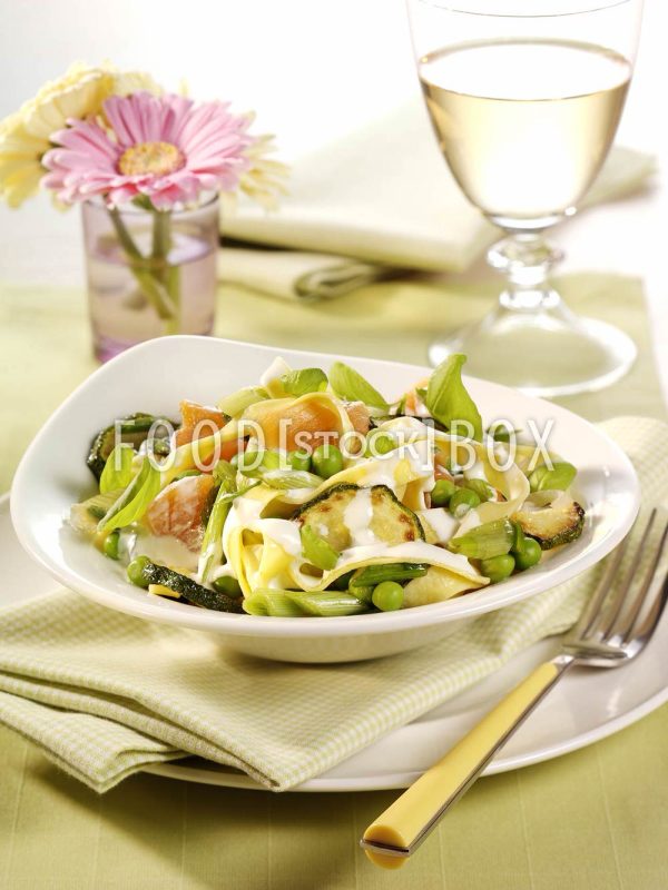 Nudeln mit Gemüse und Lachs