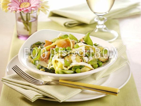 Nudeln mit Gemüse und Lachs 2