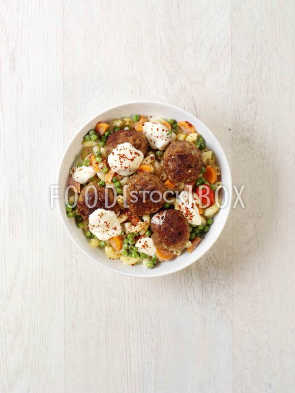 Nudeln in Käsesauce mit Hackbällchen
