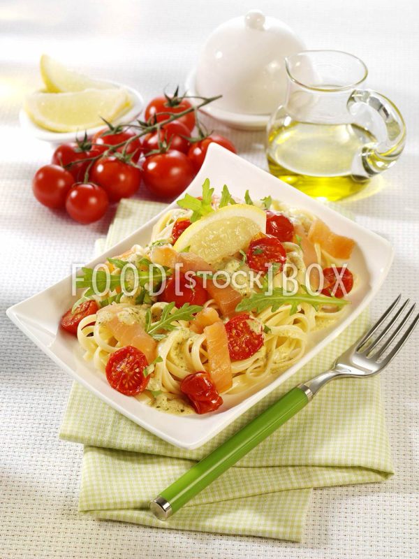 Nudeln mit Lachs und Tomaten