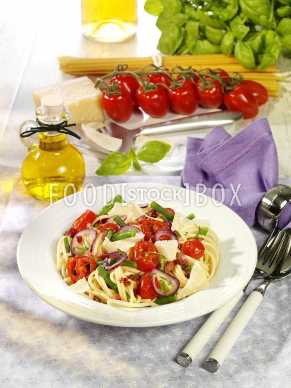 Nudeln mit Tomaten und grünen Bohnen
