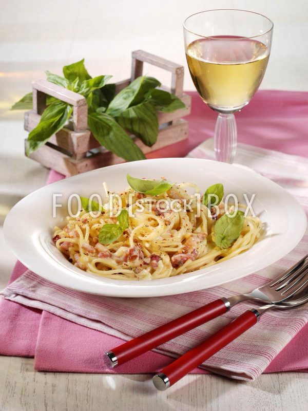 Nudeln mit Speck und Sahne