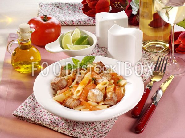 Nudeln mit Thunfisch in Tomate