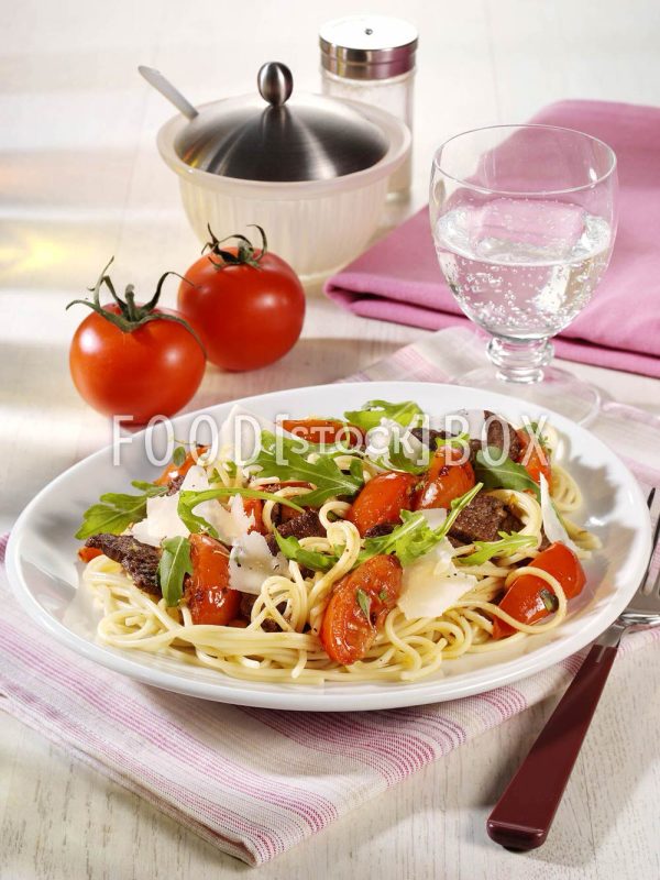 Nudeln mit Tomaten und Rind