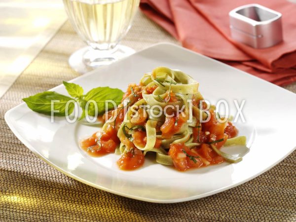 Grüne Nudeln mit Tomatensauce