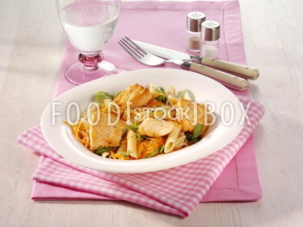 Nudelpfanne mit Lachs, Möhren und Rucola / Diabetiker
