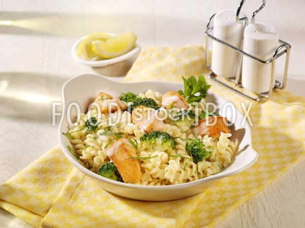 Nudelpfanne mit Lachs