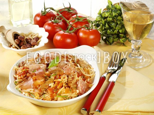 Nudelpfanne mit Schnitzelfleisch und Nusskernen