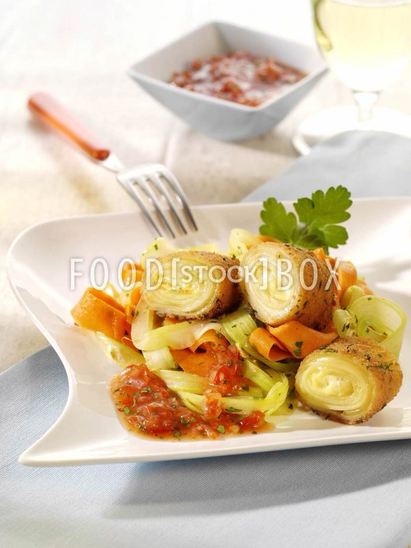 Nudelrollen mit Tomatensauce mit Oregano