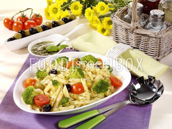 Nudelsalat mit Brokkoli und Tomaten