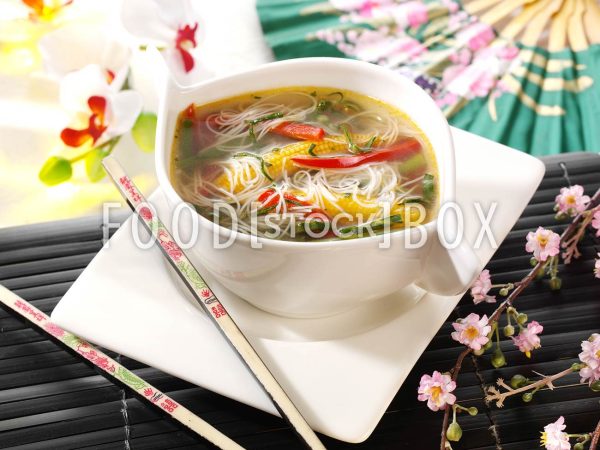 Nudelsuppe mit Gemüse