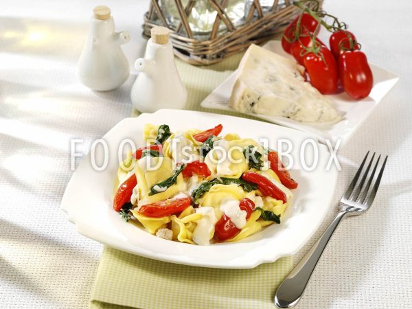 Nudeltaschen mit Spinatsauce