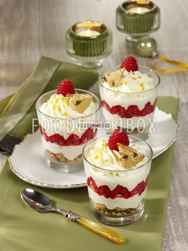 Orangenkeks-Dessert mit Himbeeren