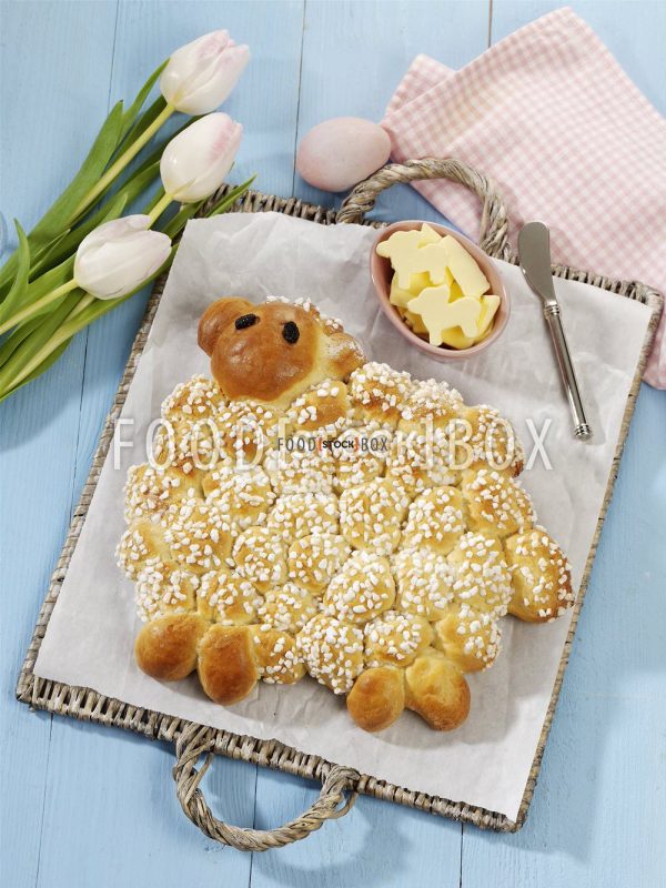 Osterlamm aus süßem Hefeteig 2