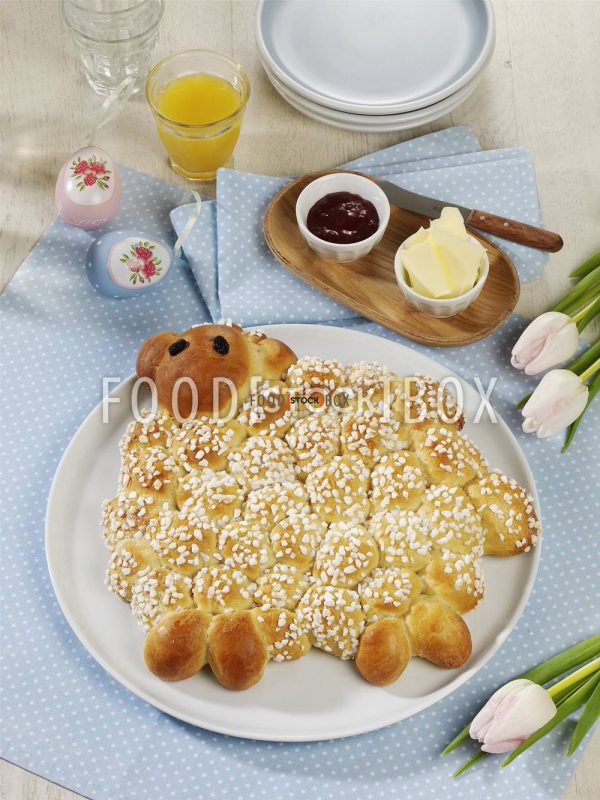 Osterlamm aus süßem Hefeteig