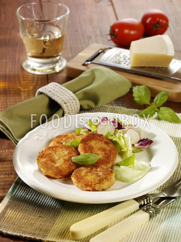 Panierte Tomaten mit Basilikumdip