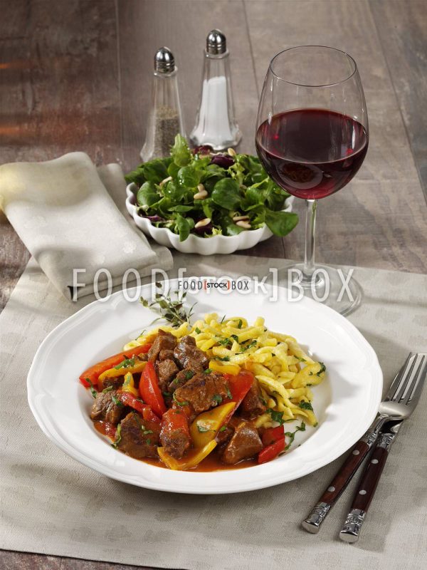 Paprikagulasch mit Rindfleisch, Tomaten und Spätzle