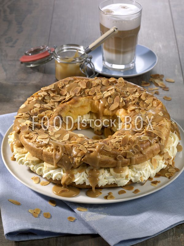 Paris Brest mit Bananen, Sahne und Karamellsauce