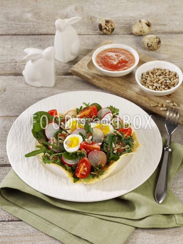 Parmesan-Hippen mit Salat gefüllt zu Ostern
