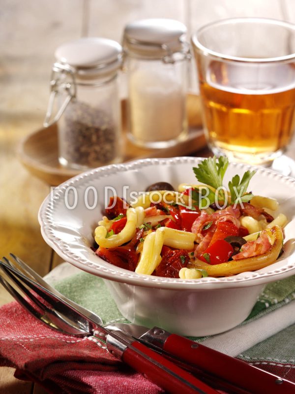 Pasta mediterran mit Salami 1