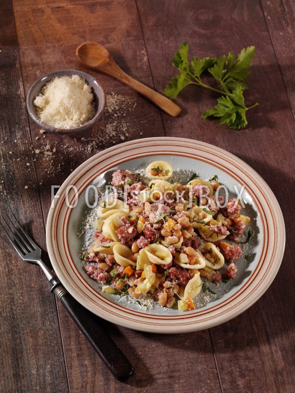 Pasta mit weißen Bohnen und Salsiccia und Käse