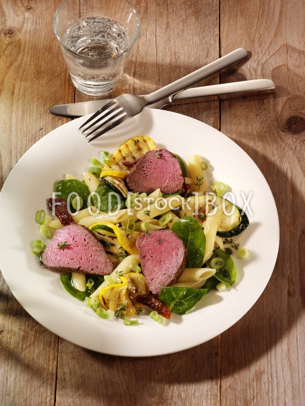 Pennesalat mit Rinderfilet, Zucchini, getrockneten Tomaten und Spinat