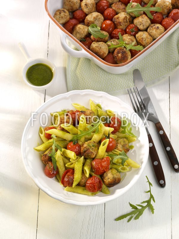 Penne mit Fleischbällchen und Pesto