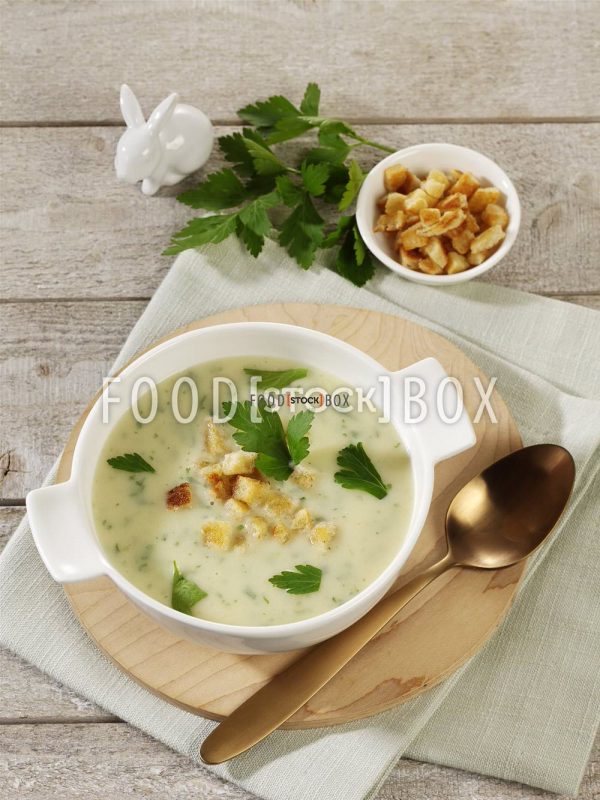 Petersiliensuppe mit Croutons und Bauernbrot