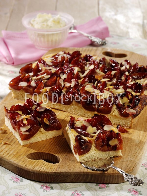 Pflaumenkuchen mit Marzipan