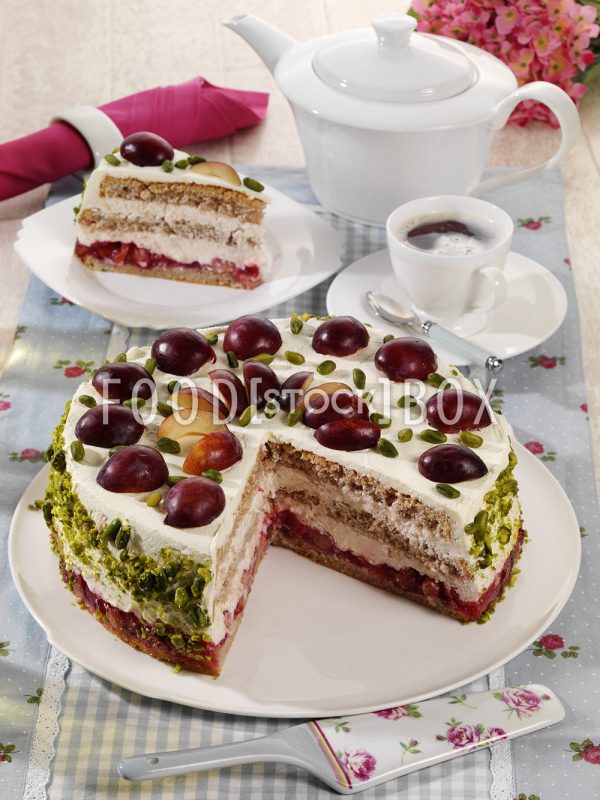Pflaumen-Torte mit Pistazien