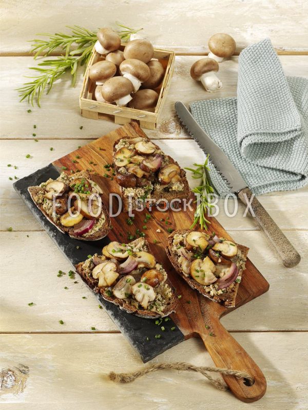 Pilz-Hummus auf Bauernbrot