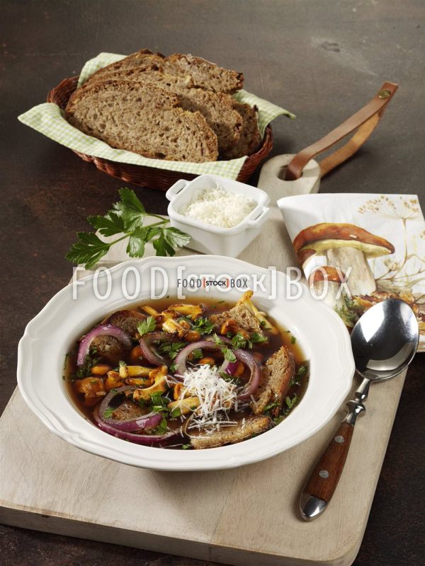 Pilzsuppe mit Brot