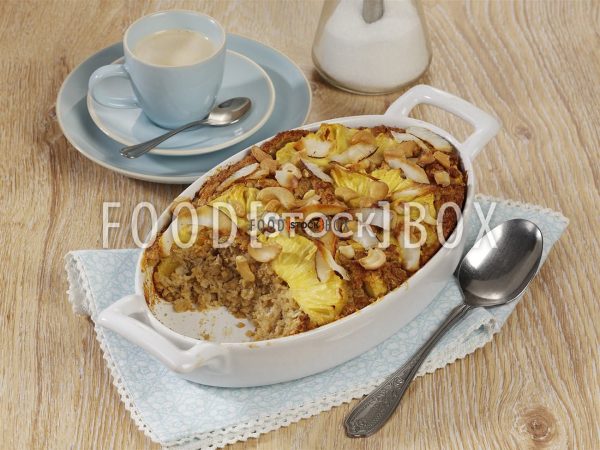 Pina-Colada-Frühstücksauflauf mit Ananas und Kokos
