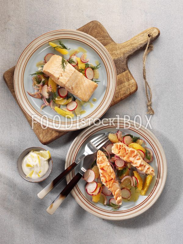 Pochierter Lachs mit Orangen-Radieschen-Salat