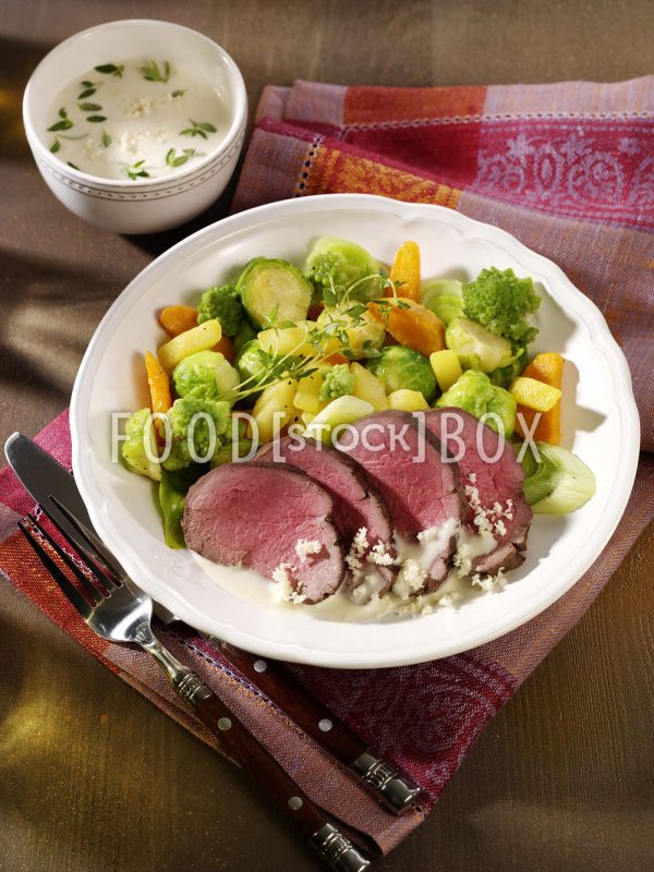Pochiertes Rinderfilet mit Wintergemüse