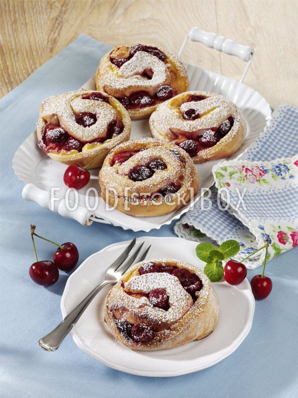 Puddingschnecken mit Kirschen