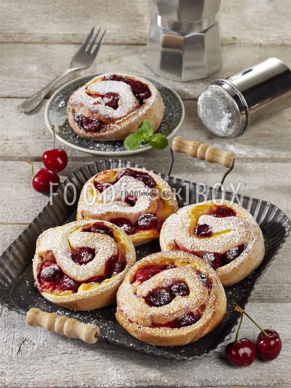 Feine Puddingschnecken mit Kirschen