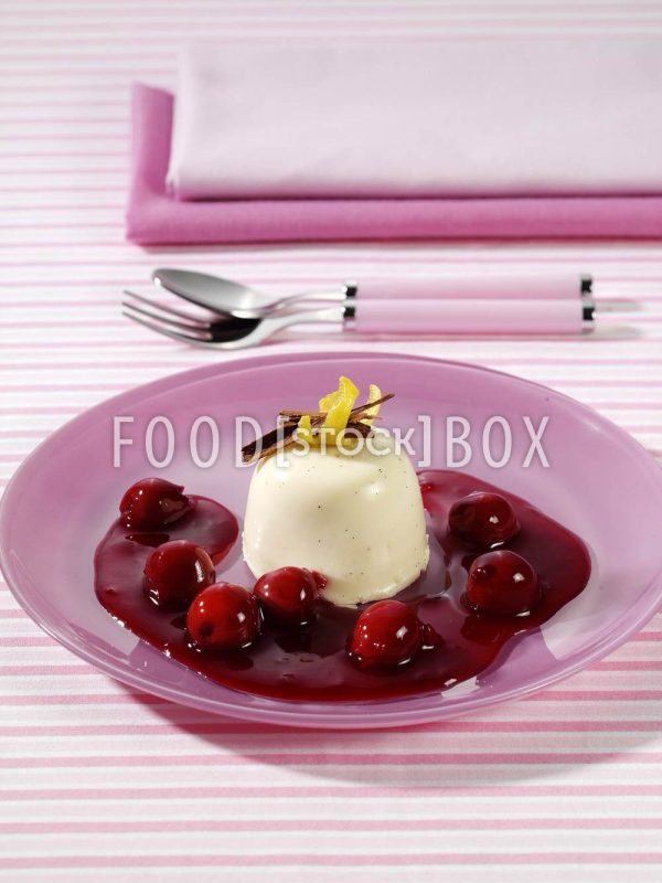 Panna cotta mit warmen Sauerkirschen