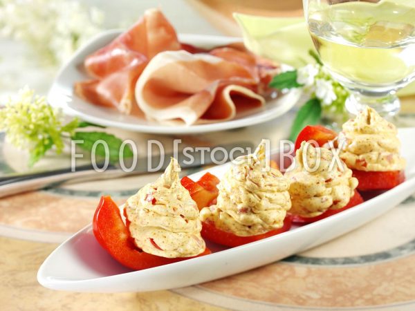 Paprikabutter mit Serrano-Schinken