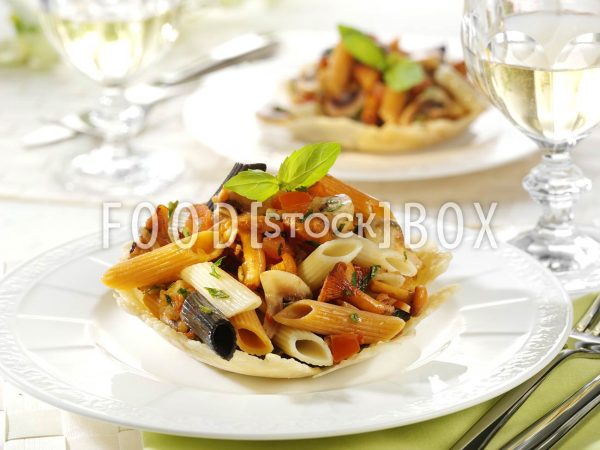 Pasta in der Parmesankruste